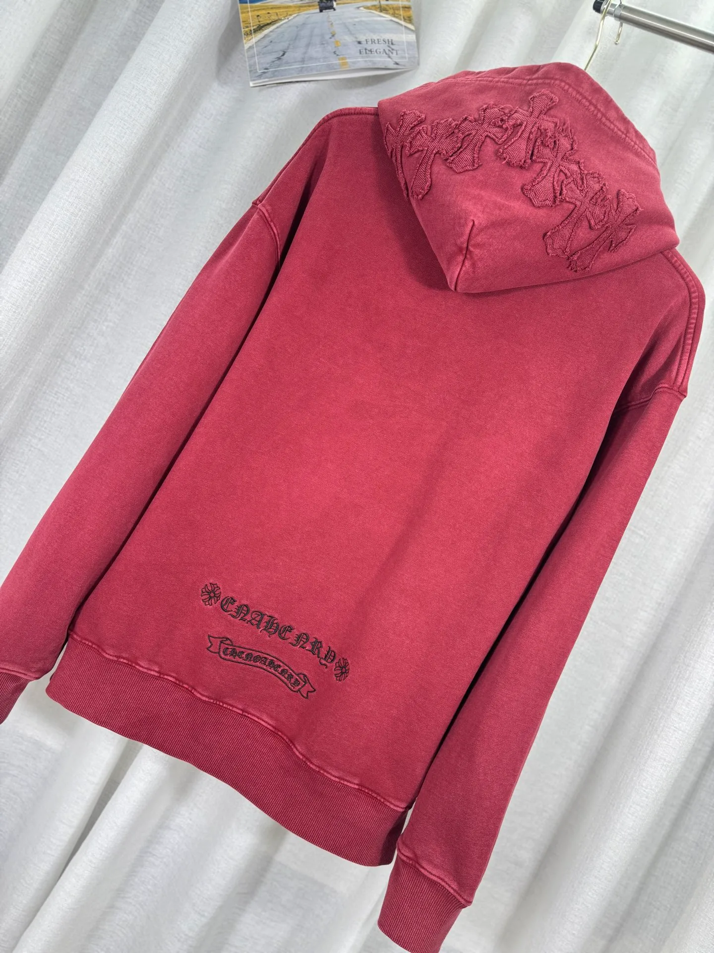 P310 top version, real shot without P, ​​different from market currency) 𝗖𝗵𝗿𝗼𝗺𝗲 𝗛𝗲𝗮𝗿𝘁𝘀/Cro Heart 2025 washed and burned flower patch embroidered autumn and winter new original single counter American style 3D three-dimensional couple casual hooded sweatshirt 👑The highest version! Customized fabric 480g tripe terry fabric! American acid-washed and distressed original fabric, laser burning + patch embroidery, exquisite embroidery of letters! The best-selling model in the counter, very comfortable to wear. Accessories: original molded and authenticated collar label➕100% silk wash label. Genuine purchase-grade original hangtag➕matching hanging rope➕3D hanging beads➕original packaging bag. Craftsmanship: The original version has consistent wiring! The highest version of the armhole matching technique! Color: Black Red Size: S M L XL Style No.: 9331